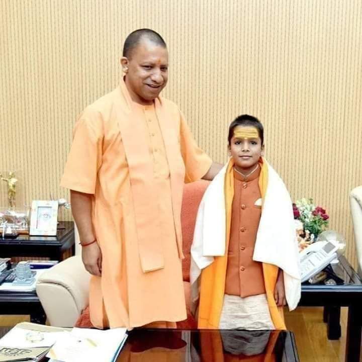 LalluSinghBJP's tweet photo. ये हैं पंडित आशुतोष दुबे जिन्होंने मात्र नौ वर्ष की छोटी सी उम्र में चारो वेद कंठस्थ कर लिया , @myogiadityanath जी ने अपने निवास में बुलाकर इनका यथोचित सम्मान किया । https://t.co/UhGZXdztVO