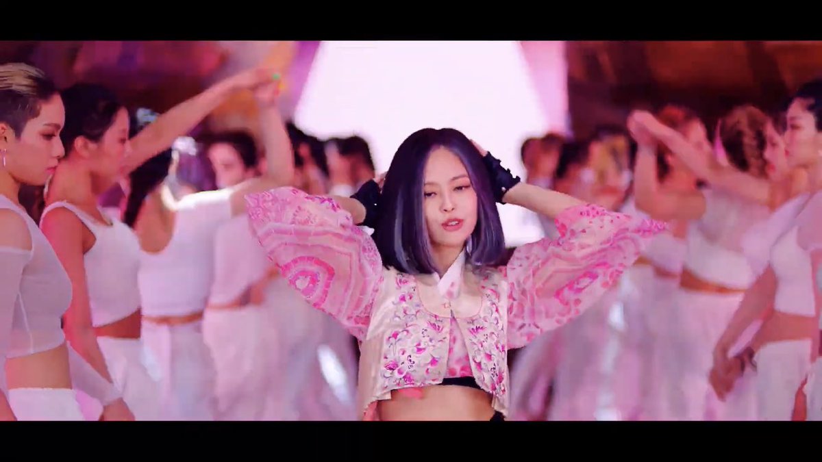FRIESSSTHETIC's tweet photo. #BLACKPINK 
How You Like That Premiere:

AAAAHH JENNIE IN SHORT HAIR!! SHE LOOKS SO FINE ACCCKKKK ✊❤️ https://t.co/ypE0cd9LiD