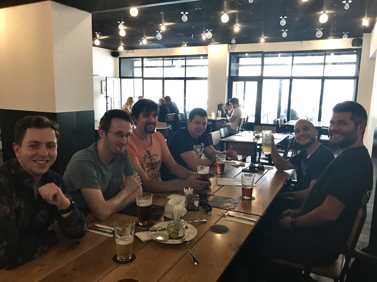 Naši vysmátí současní i bývalí vývojáři. Netrpělivě čekali, kdy zase budou moci vyrazit na pivko debatovat nad tím, v čem zrovna programují. 🙂 #dev