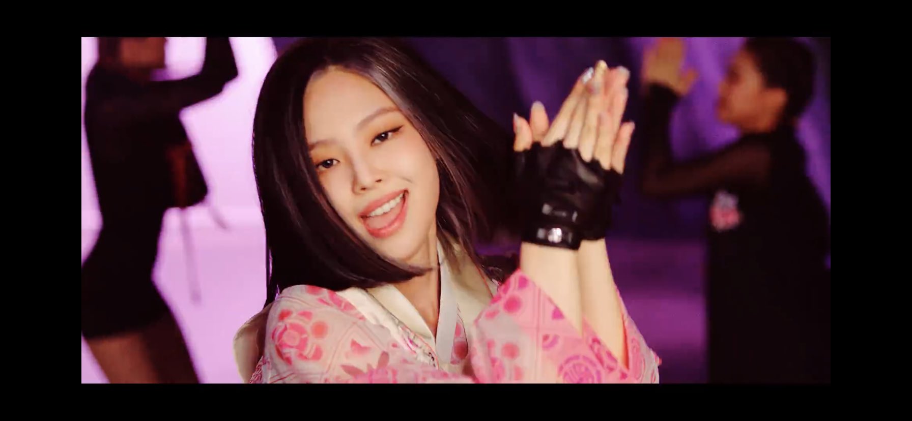 Blackpinkジェニ likeJENNI 🥊💥🪄🪙 @jennierubyjane . . 自転車取り行ったら