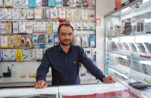 - Abi bunlar çakma mı?
+ Çakma değil kardeşim orijinal replika