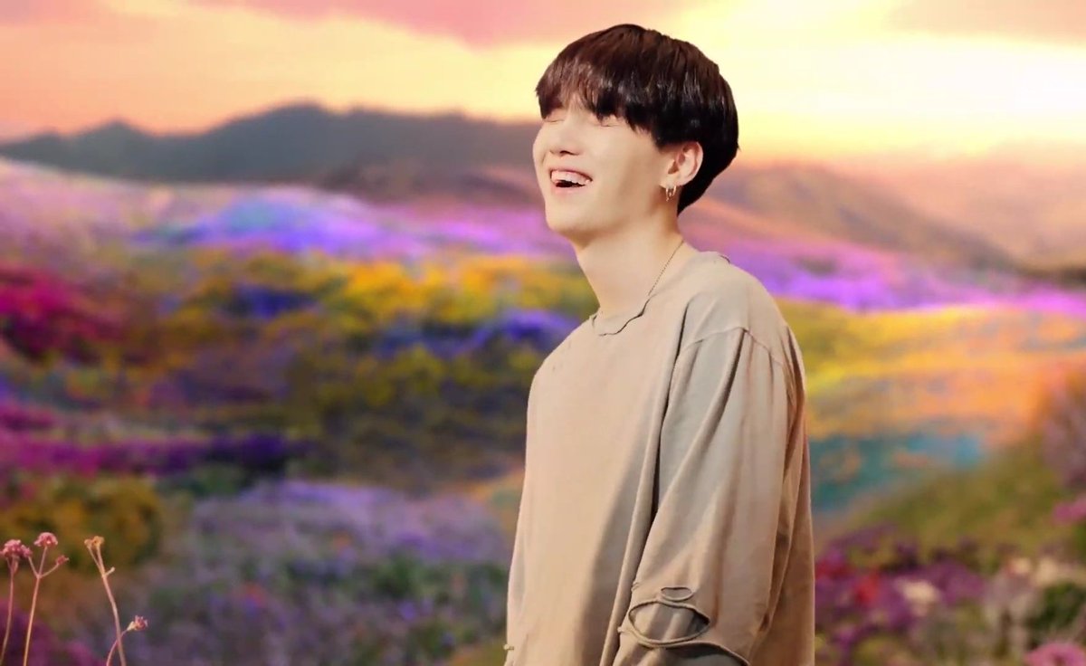 dearintha's tweet photo. #StayGoldMV @BTS_twt

Even in darkness days                Stay gold https://t.co/bG1Uc4A1Mg