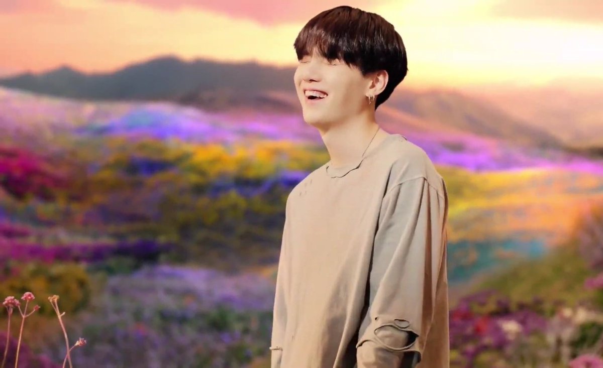 dearintha's tweet photo. #StayGoldMV @BTS_twt

Even in darkness days                Stay gold https://t.co/bG1Uc4A1Mg