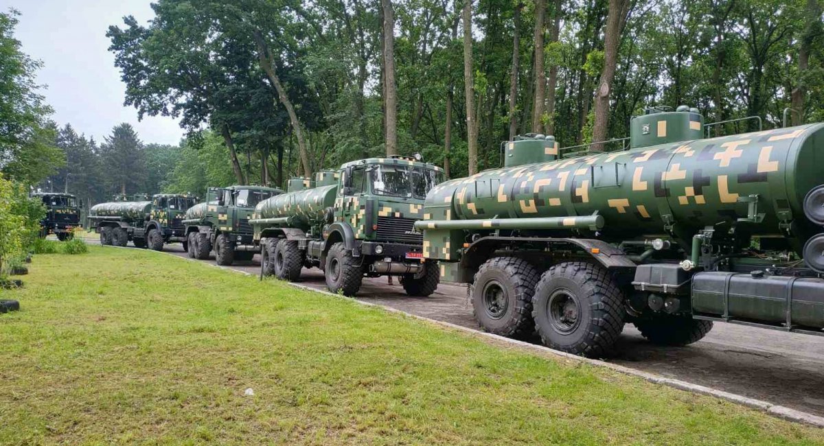 ЗСУ поставлені автоцистерни від дилера МАЗ на 2,5 млн дорожче, ніж пропозиції від "КрАЗ" та "Богдан" (фото)
defence-ua.com/news/chomu_ukr…