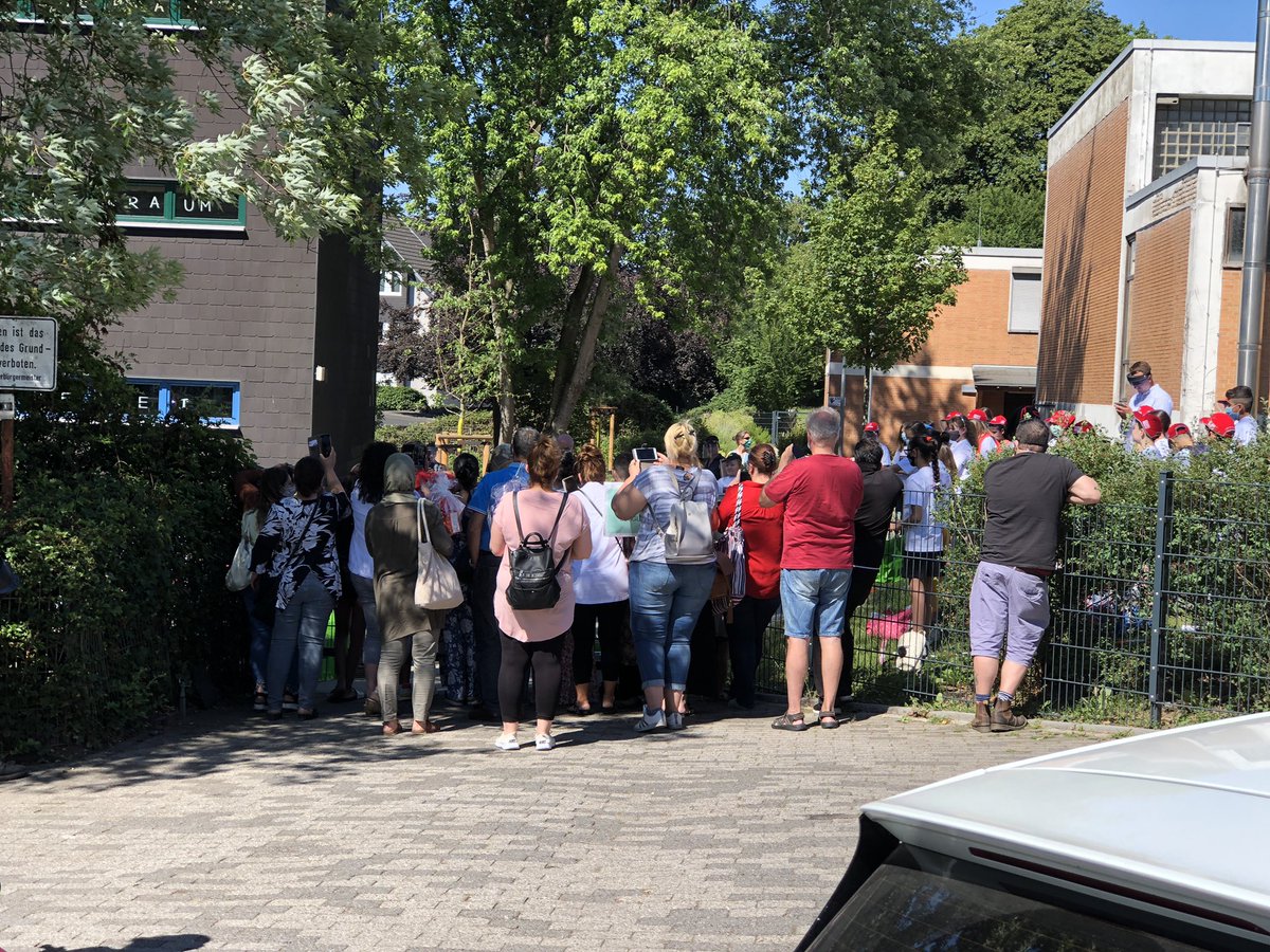 Menschen sind Herdentiere... Verabschiedung der 4. Klasse
#CORONA #CORONANRW #haltetabstand