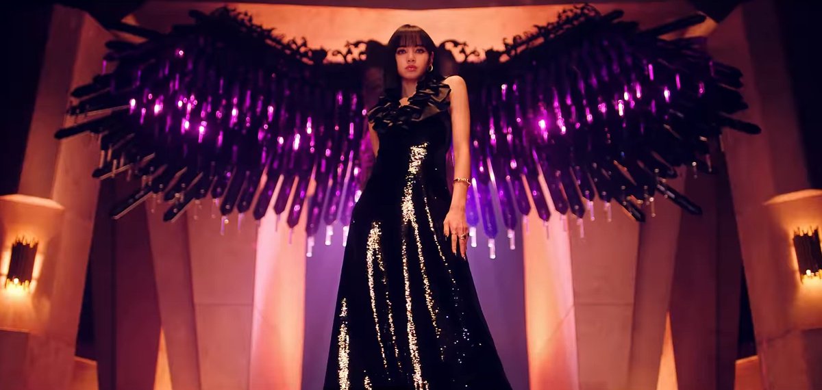 jnkjisoo's tweet photo. blackpink standing in front of the goddess of victory looking like queens https://t.co/3gQKpxuMsA