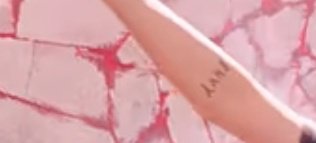 WAIT IS THE WORD "SLUT", "ENVY" AND "HOE" WRITTEN ON JISOO IN THIS SCENE?! OR IM DELULU