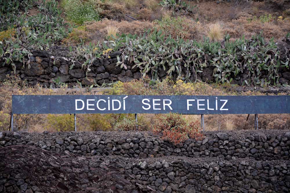 mensajeanoniman's tweet photo. "DECIDÍ SER FELIZ" #Anoniman #Cartelautopista #Arteenlacalle #Instalacionurbana #Tenerife #Optimismo #Streetart #Landart #Reconquístame https://t.co/BJSkmGTnWW
