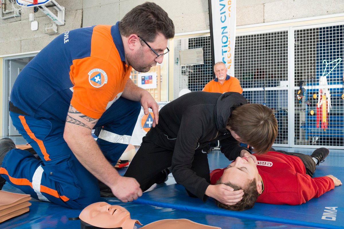 SecCivileFrance's tweet photo. 🙋Partout en 🇫🇷, les sapeurs-pompiers et les associations agréées de Sécurité civile organisent des formations et initiations aux #GestesQuiSauvent. N'attendez-plus, devenez acteur de votre #sécurité !
💻https://t.co/Twx9fkLnc1
💻Suivez le #Mooc "SauvTage" https://t.co/soZPlFPMmL https://t.co/rJyEPdlfYg