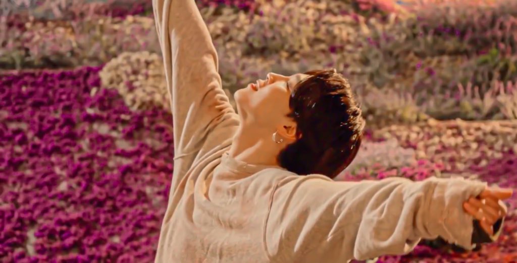 jmnsource's tweet photo. jimin in his fairy land 🌸 https://t.co/J8n28BSNFi