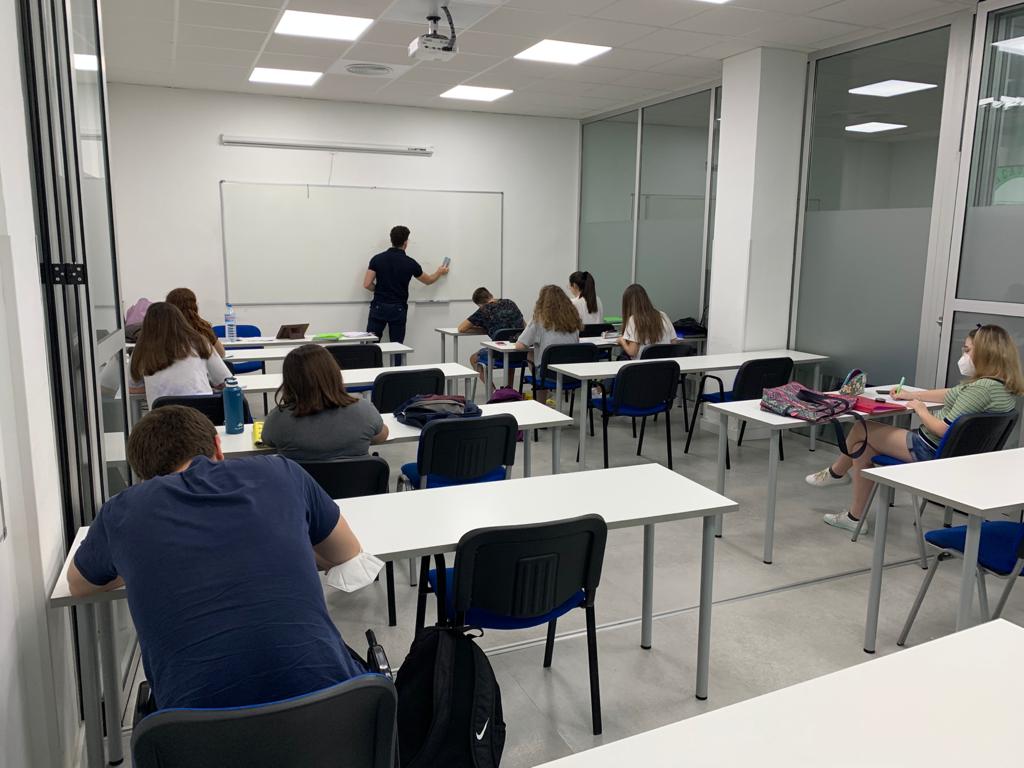 Academia_CEM's tweet photo. En #CEM estamos inmersos en preparar la #EBAU para que saques la máxima nota en tus exámenes.
Además, este verano, ven y apúntate a nuestros cursos de #refuerzo y #preparación para empezar el año con buen pie.
Infórmate de todo en el 676 423 862 y en nuestras redes sociales. https://t.co/4flb1TziGA