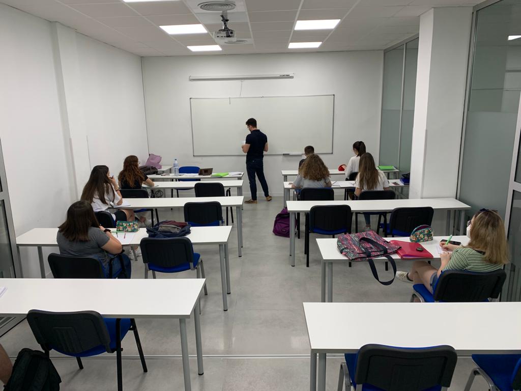 Academia_CEM's tweet photo. En #CEM estamos inmersos en preparar la #EBAU para que saques la máxima nota en tus exámenes.
Además, este verano, ven y apúntate a nuestros cursos de #refuerzo y #preparación para empezar el año con buen pie.
Infórmate de todo en el 676 423 862 y en nuestras redes sociales. https://t.co/4flb1TziGA