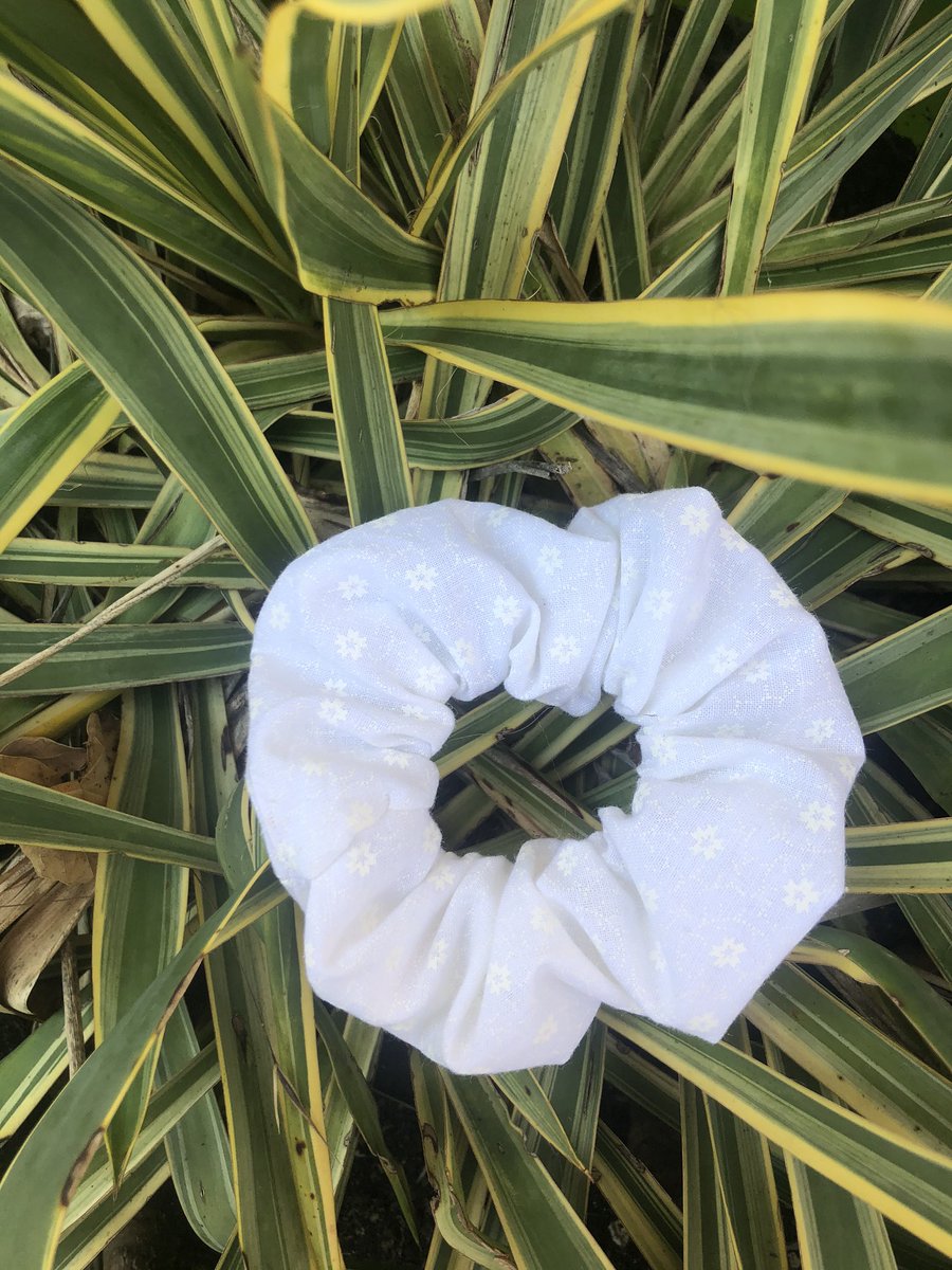 chloega_'s tweet photo. Hey! 🦋 je me suis lancée dans la vente de petits accessoires handmade, fait par ma maman et moi même. Il y a des chouchous, des bandeaux, des lingettes, des pochettes et autres sur demandes 🥰 Si ça vous intéresse allez jeter un œil 🌸 merci bcp 
ma page instagram : façonlyne https://t.co/wTCk3TiN1x
