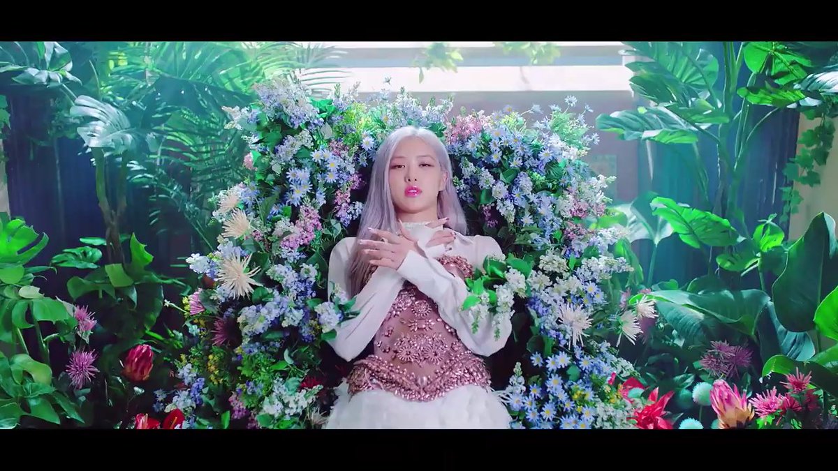 Казах цветы песня. Джису Flower. Розэ Black Pink. Лиса Дженни Розэ Джису. Дженни лиса Розе Джису.