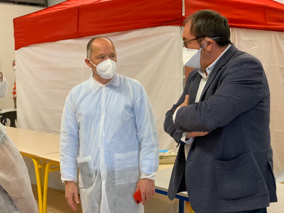 AggloLensLievin's tweet photo. Dans le cadre du Contrat Local de Santé, l'@ARS_HDF, @Prefet62, @Filieris, la CPAM, l'URPS et l'Agglo ont mené des actions de dépistage #COVID19 😷
👉 À Avion & Liévin, les techniciens du laboratoire Biopath et les bénévoles de la @CroixRouge62 ont informé les habitants ce jour. https://t.co/8FvzTcSFMq