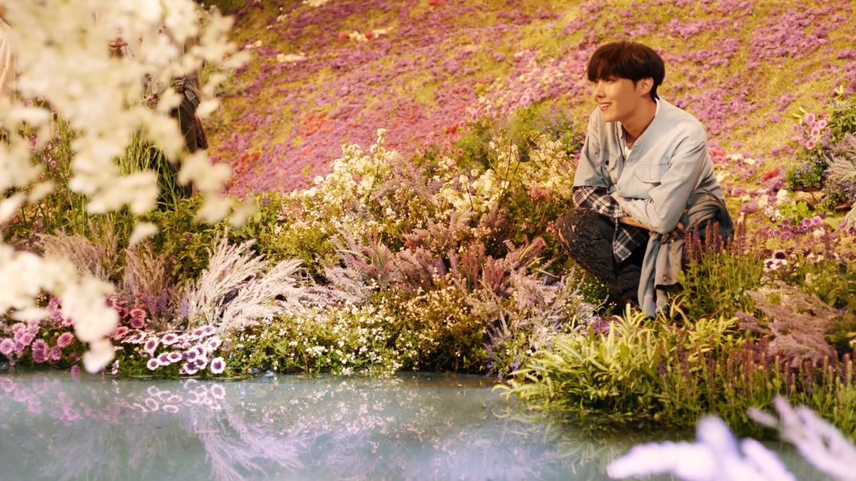ARMY06838112's tweet photo. Cap vội mà xinh xỉu mn ơi #StayGoldMV #HOSEOK https://t.co/3lkn9GFGJ9