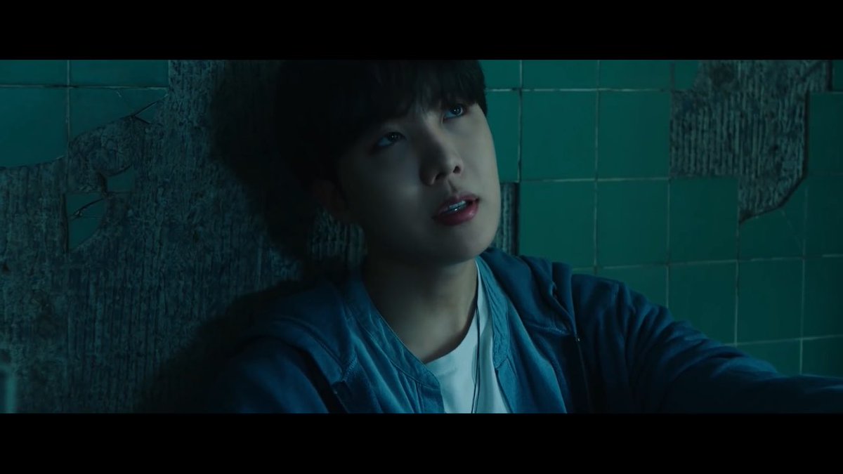 ARMY06838112's tweet photo. Cap vội mà xinh xỉu mn ơi #StayGoldMV #HOSEOK https://t.co/3lkn9GFGJ9