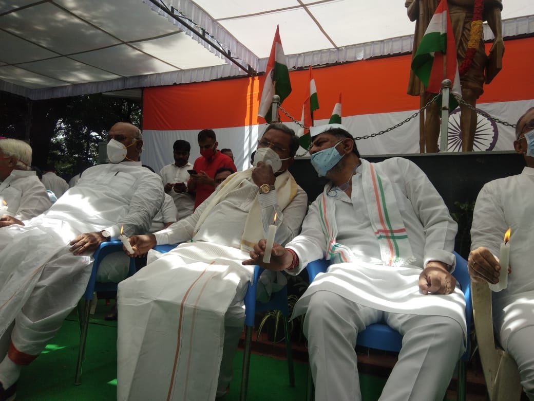 GShekarINC's tweet photo. ಭಾರತ ಮತ್ತು ಚೀನಾ ದೇಶದ ಸೈನಿಕರ ನಡುವೆ ಇತ್ತೀಚಿಗೆ ನಡೆದ ಸಂಘರ್ಷದಲ್ಲಿ ಹುತಾತ್ಮರಾದ 20 ಭಾರತೀಯ ಯೋಧರಿಗೆ @INCKarnataka ಗೌರವ ಸಲ್ಲಿಸಲು  "ಶಹೀದೋಂಕೋ ಸಲಾಂ ದಿವಸ್" ಕಾರ್ಯಕ್ರಮವನ್ನು ಆಯೋಜಿಸಿ ಮೌನವಾಗಿ ಧರಣಿ ನಡೆಸಿ ಶ್ರದ್ಧಾಂಜಲಿ ಅರ್ಪಿಸಿತು!
#SpeakUpForOurJawans https://t.co/P0TTVhCMPl