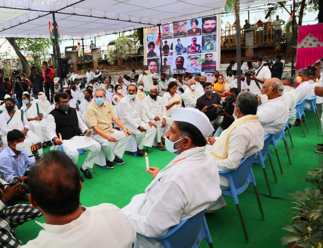 GShekarINC's tweet photo. ಭಾರತ ಮತ್ತು ಚೀನಾ ದೇಶದ ಸೈನಿಕರ ನಡುವೆ ಇತ್ತೀಚಿಗೆ ನಡೆದ ಸಂಘರ್ಷದಲ್ಲಿ ಹುತಾತ್ಮರಾದ 20 ಭಾರತೀಯ ಯೋಧರಿಗೆ @INCKarnataka ಗೌರವ ಸಲ್ಲಿಸಲು  "ಶಹೀದೋಂಕೋ ಸಲಾಂ ದಿವಸ್" ಕಾರ್ಯಕ್ರಮವನ್ನು ಆಯೋಜಿಸಿ ಮೌನವಾಗಿ ಧರಣಿ ನಡೆಸಿ ಶ್ರದ್ಧಾಂಜಲಿ ಅರ್ಪಿಸಿತು!
#SpeakUpForOurJawans https://t.co/P0TTVhCMPl
