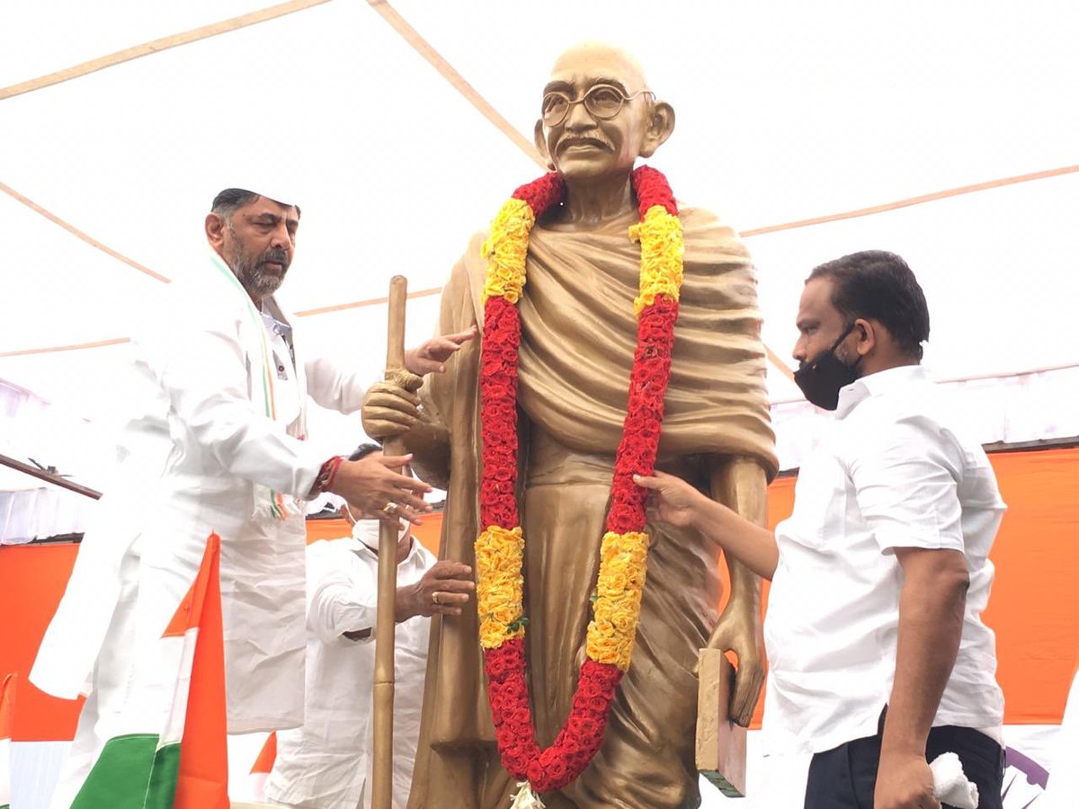 GShekarINC's tweet photo. ಭಾರತ ಮತ್ತು ಚೀನಾ ದೇಶದ ಸೈನಿಕರ ನಡುವೆ ಇತ್ತೀಚಿಗೆ ನಡೆದ ಸಂಘರ್ಷದಲ್ಲಿ ಹುತಾತ್ಮರಾದ 20 ಭಾರತೀಯ ಯೋಧರಿಗೆ @INCKarnataka ಗೌರವ ಸಲ್ಲಿಸಲು  "ಶಹೀದೋಂಕೋ ಸಲಾಂ ದಿವಸ್" ಕಾರ್ಯಕ್ರಮವನ್ನು ಆಯೋಜಿಸಿ ಮೌನವಾಗಿ ಧರಣಿ ನಡೆಸಿ ಶ್ರದ್ಧಾಂಜಲಿ ಅರ್ಪಿಸಿತು!
#SpeakUpForOurJawans https://t.co/P0TTVhCMPl