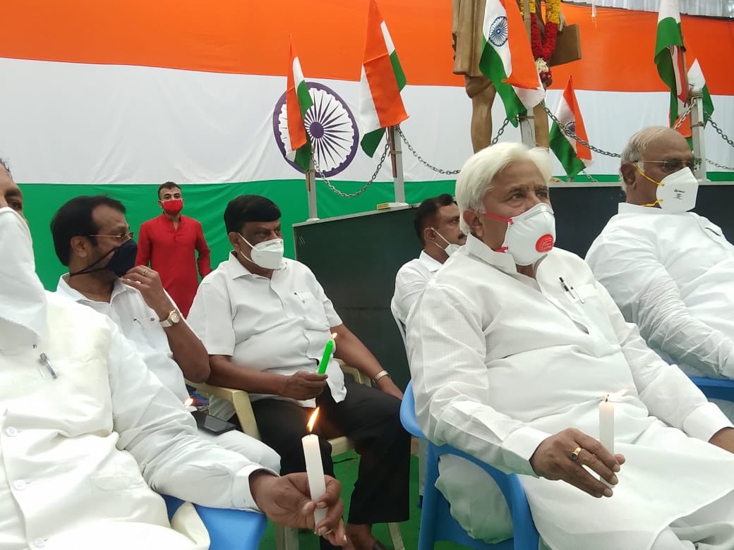 GShekarINC's tweet photo. ಭಾರತ ಮತ್ತು ಚೀನಾ ದೇಶದ ಸೈನಿಕರ ನಡುವೆ ಇತ್ತೀಚಿಗೆ ನಡೆದ ಸಂಘರ್ಷದಲ್ಲಿ ಹುತಾತ್ಮರಾದ 20 ಭಾರತೀಯ ಯೋಧರಿಗೆ @INCKarnataka ಗೌರವ ಸಲ್ಲಿಸಲು  "ಶಹೀದೋಂಕೋ ಸಲಾಂ ದಿವಸ್" ಕಾರ್ಯಕ್ರಮವನ್ನು ಆಯೋಜಿಸಿ ಮೌನವಾಗಿ ಧರಣಿ ನಡೆಸಿ ಶ್ರದ್ಧಾಂಜಲಿ ಅರ್ಪಿಸಿತು!
#SpeakUpForOurJawans https://t.co/P0TTVhCMPl