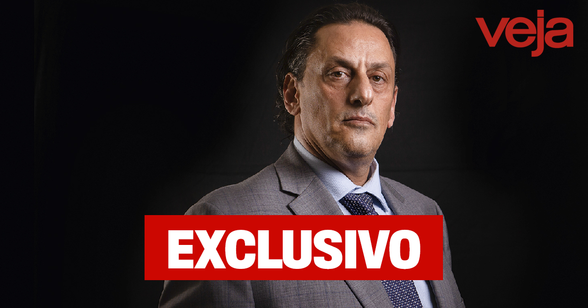 VEJA's tweet photo. Entrevista: Wassef diz que escondeu Queiroz para 'proteger' Bolsonaro -> https://t.co/WPIi76BBT9 https://t.co/42nWyv2k6v