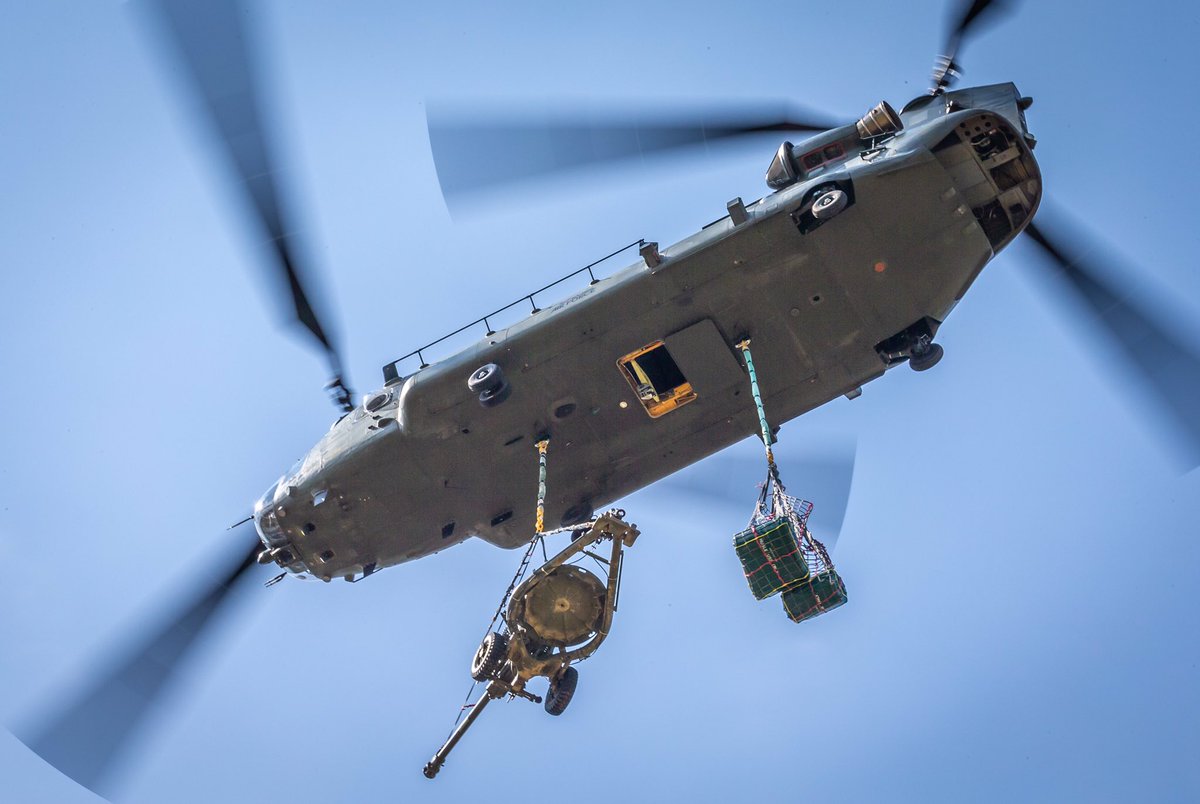 #FridayThoughts
#DidYouKnow the Chinook has a payload of up to 55 troops or around 10,000kg of cargo!
📸 @RafPhotog Cpl Matthews
#DoYouEvenLift https://t.co/MPkBGWYD4y