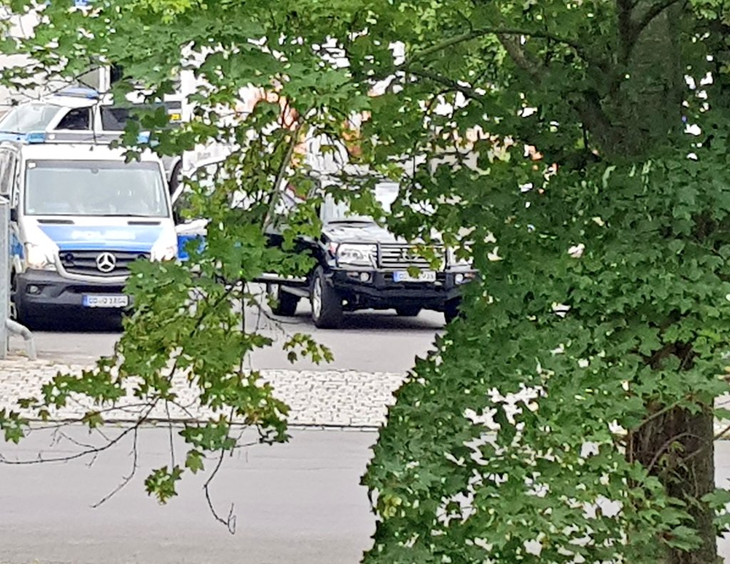 Felixs1989's tweet photo. @PolizeiSachsen sucht ihr irgendwas oder was hat es mit den vielen Sixpacks und dem SEK aufsich? https://t.co/cgPQTv8SEw