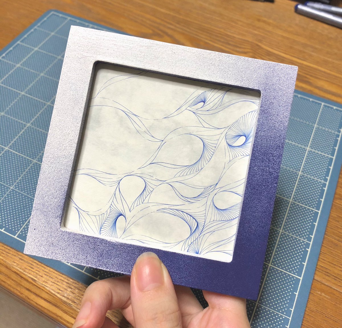 時雨 水の器 画像ではわかりづらいのですが 下地の紙にも模様が入っています 紙の模様と質感 ペン画の調和を楽しんでいただけますと幸いです 壁一面の小さな世界2