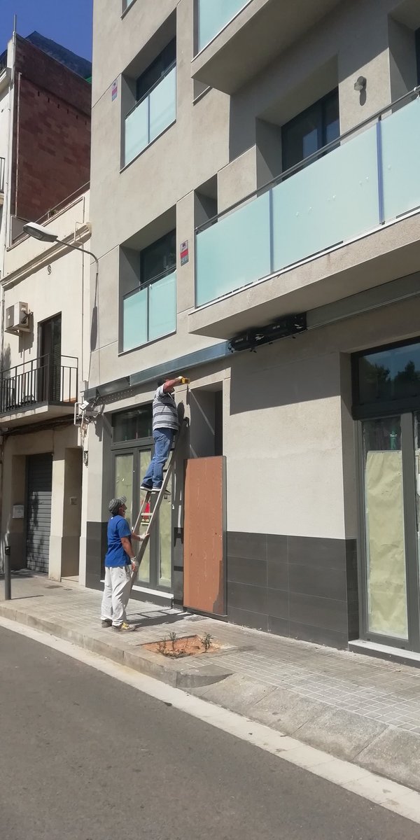 Ca_la_Cristina's tweet photo. El propietari del bloc no el necessita, el que vol és especular i lucrar-se amb un dret bàsic. Ara mateix estan col·locant una porta antiokupa i una planxa de ferro, mentre les veïnes restem aquí a la espera de poder treure les nostres coses.
#CaLaCrisSomTotes https://t.co/GF28O6fF2g