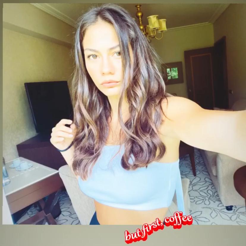 Demetinternati1's tweet photo. New!! #instastory de nuestra #DemetÖzdemir "pero primero café ☕ ☕☕☕

Buenos días gente! ❤️🦋✨🌿 https://t.co/lbLtW236be