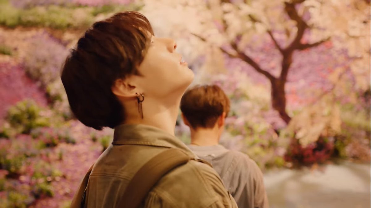 noona_JK_'s tweet photo. คนอื่น : วิเคราะห์ MV

ฉัน : ทำไมจองกุกมีกระเป๋าเป้อะ555

#StayGoldMV #StayGold #StayGold_BTS #BTS #Jungkook https://t.co/ZE9X6Ph3Vw