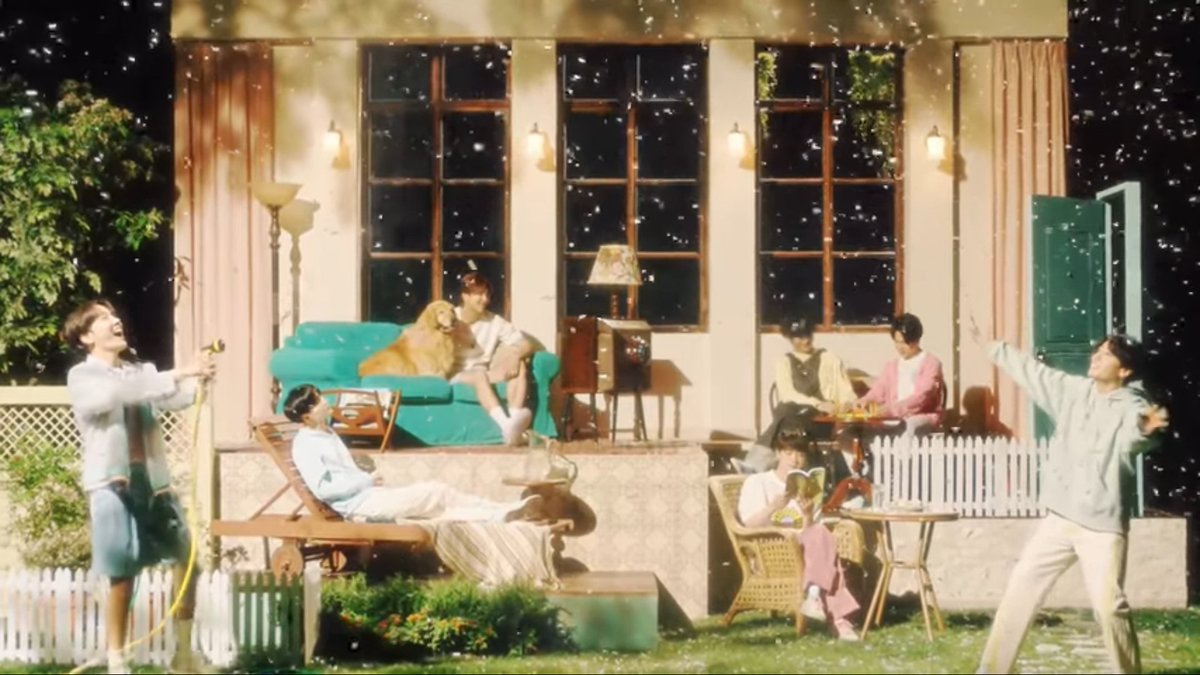 hetvi08's tweet photo. Together they have conquered this world with their music and their good deeds and made us and themselves happy❤️
This brought a smile to my face.
More beautiful and stronger together a family of 7💜
@BTS_twt
#StayGoldOutNow #StayGoldMV https://t.co/kDqC2fBoGs