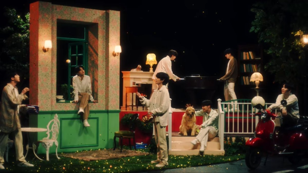 hetvi08's tweet photo. Together they have conquered this world with their music and their good deeds and made us and themselves happy❤️
This brought a smile to my face.
More beautiful and stronger together a family of 7💜
@BTS_twt
#StayGoldOutNow #StayGoldMV https://t.co/kDqC2fBoGs