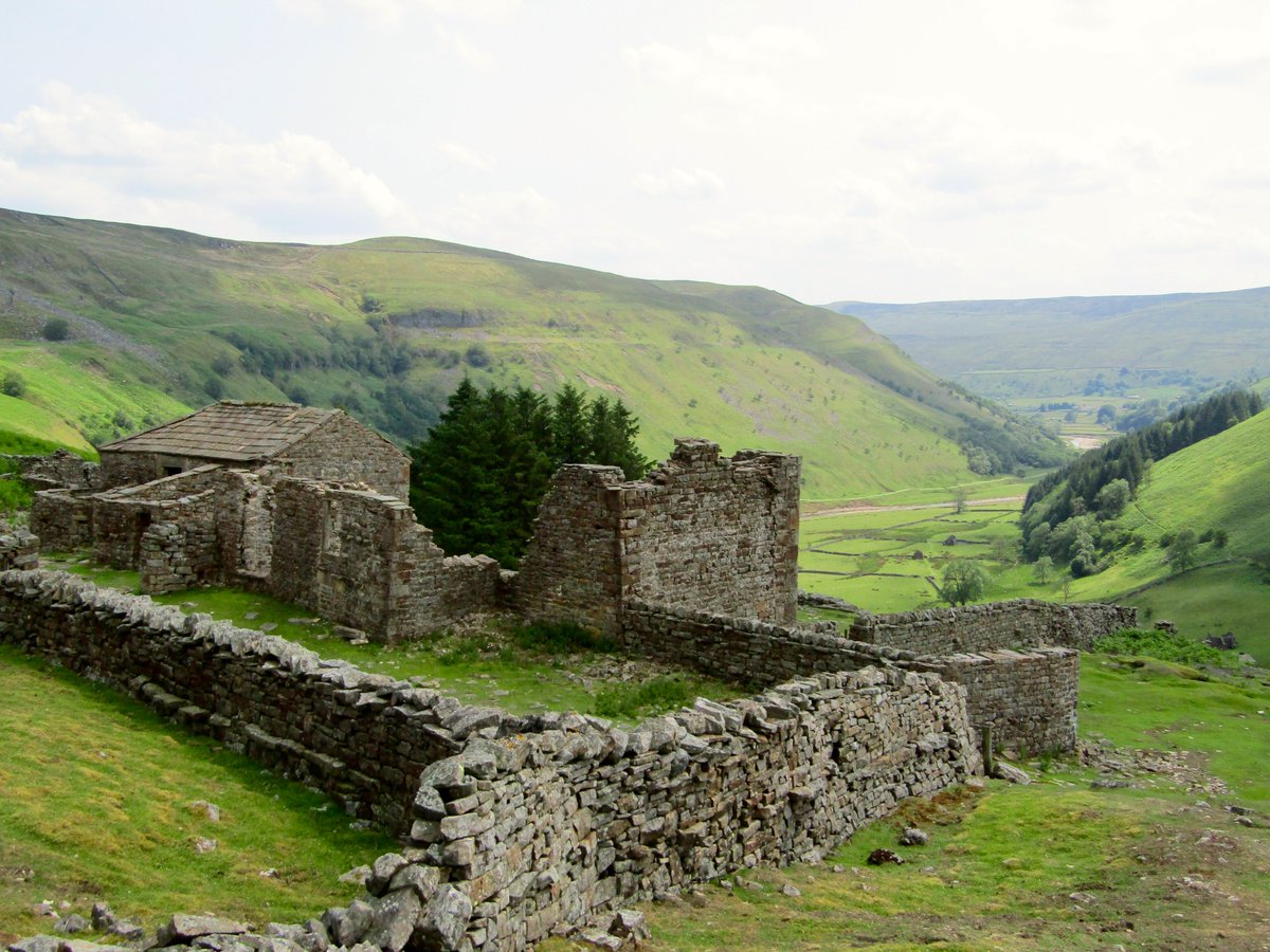 AwayMaja's tweet photo. I think #Swaledale might be my new favorite place in #Yorkshire 😍 From #Muker to #Keld, back via #CrackpotHall and #Gunnerside - beautiful day in the sunshine! ☀️💚
#YorkshireDales #WelcomeToYorkshire @thisisswaledale @yorkshire_dales @Welcome2Yorks @VisitEngland @VisitBritain https://t.co/AfX1dz4v68