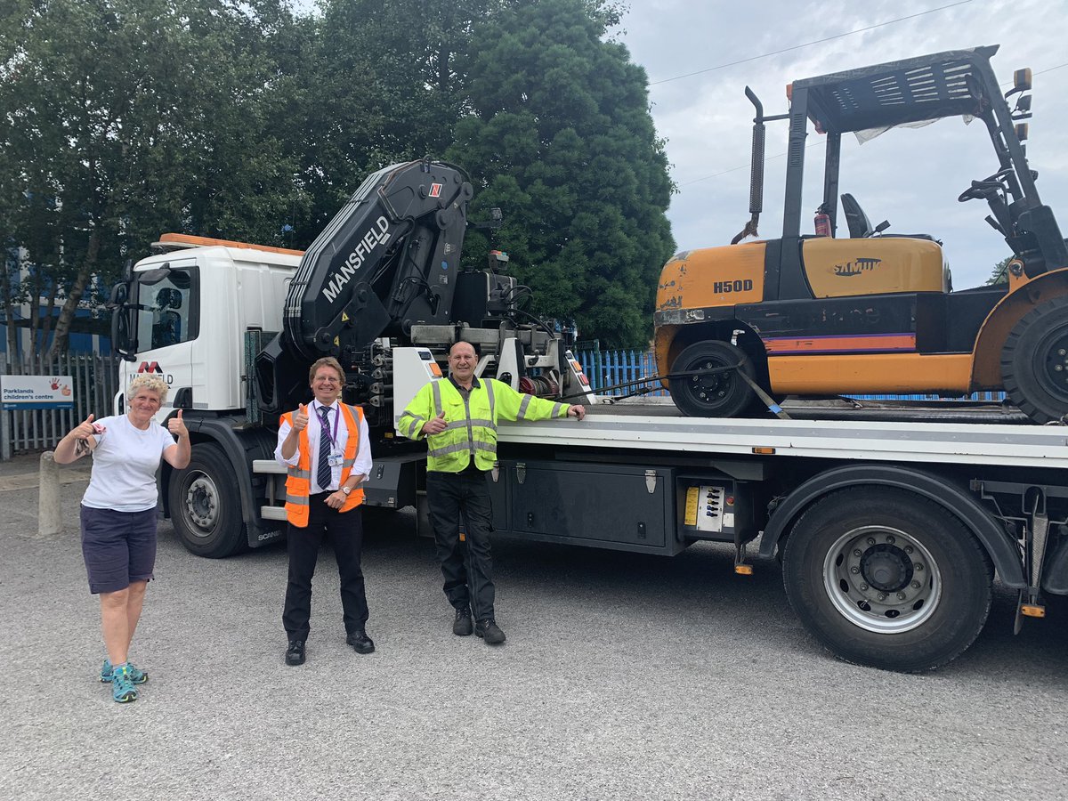 Well here we go live  @ParklandsLeeds on  #FundayFreezerFriday as we distribute 14000 bags of  @whitbyseafoods scampi. All thanks to  @TRJFProject  @MrJunkFoodChef  @MansfieldGroup  @dennisdist and  @Child_Leeds  @LeedsCC_News  #teamwork . This is being shared all over Leeds and Bradford