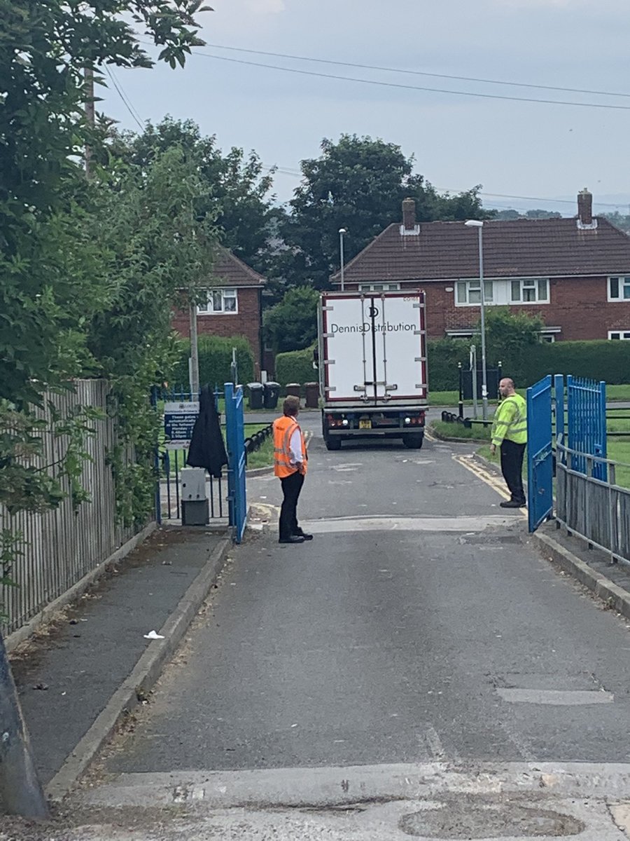 Well here we go live  @ParklandsLeeds on  #FundayFreezerFriday as we distribute 14000 bags of  @whitbyseafoods scampi. All thanks to  @TRJFProject  @MrJunkFoodChef  @MansfieldGroup  @dennisdist and  @Child_Leeds  @LeedsCC_News  #teamwork . This is being shared all over Leeds and Bradford
