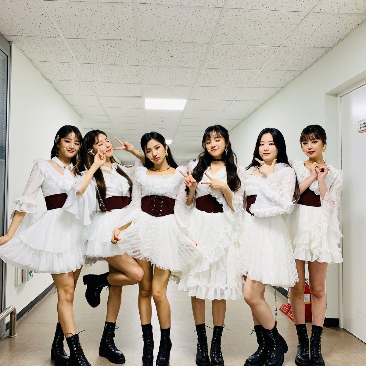 official_i_dle's tweet photo. [📸] 20200626 @ #뮤직뱅크

뮤직뱅크 뮤뱅시네마 특집!
오페라의 유령 컨셉으로 'Oh my god' 퍼포먼스를 준비했어요👻
아이들 무대 보면서 즐거운 금요일 보내요 네버랜드!❤💜

#여자아이들 #GIDLE https://t.co/e1kuZCxpub