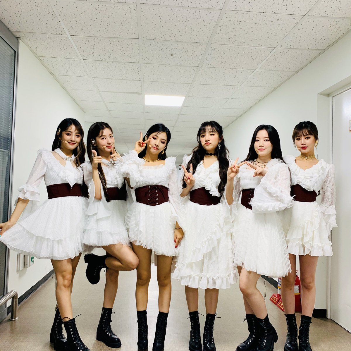 official_i_dle's tweet photo. [📸] 20200626 @ #뮤직뱅크

뮤직뱅크 뮤뱅시네마 특집!
오페라의 유령 컨셉으로 'Oh my god' 퍼포먼스를 준비했어요👻
아이들 무대 보면서 즐거운 금요일 보내요 네버랜드!❤💜

#여자아이들 #GIDLE https://t.co/e1kuZCxpub