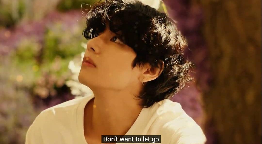 Keren bangett sihh, sedih, duhh makinn bingung sama taehyung visualnya makin ++++😍💜 #BTS #StayGoldMV