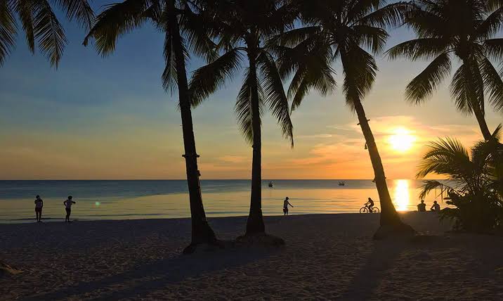 Boracay is a small island in the Philippines located in the Western Visayas. One of the most popular beach destinations in the Philippines, Boracay Island is famous for its fine white sands and lush tropic scenery.   @winmetawin  @bbrightvc  #BrightWin2GetherLive  #BrightWin