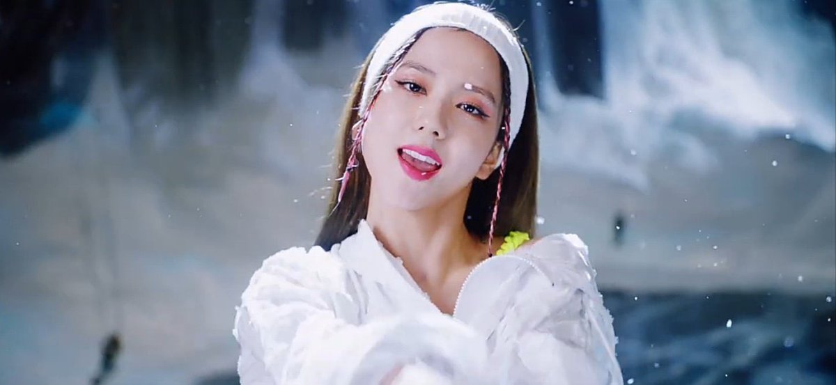 Jnkswntr's tweet photo. mute me but i won’t stop talking about how y’all need to appreciate her more. she’s so hardworking and she improves her vocals and dance skills every comeback. STAN KIM JISOO. 

#BLACKPINK #HowYouLikeThat #JISOO https://t.co/tXPyUBxTWu