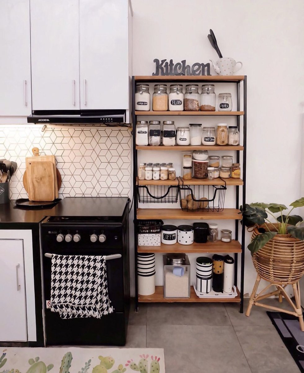 Tojimato's tweet photo. SPARK JOY—
Is kitchen cabinet compulsory?
Yes and no. 

Selain kos yang tinggi, kabinet dapur juga ada kalanya membuatkan ruang sempit semakin kecil. 
Try open shelves - easier to organise, less claustrophobic and a feast for the eyes if done correctly. https://t.co/2hlRGVvShL