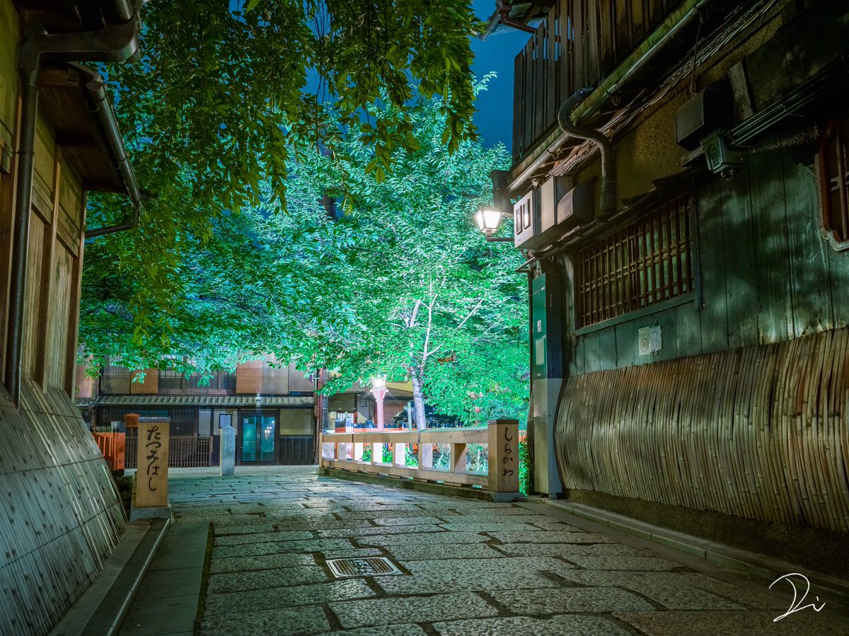夏の京都。
夜に照らされた緑の巽橋が綺麗だった。

#Hasselblad_diary