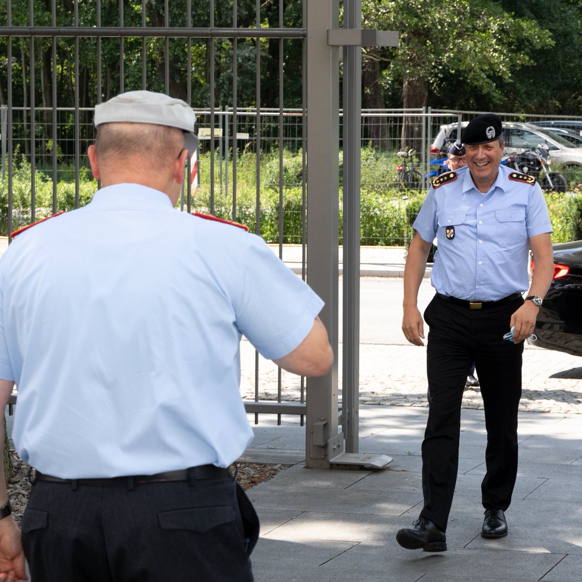 Bw_Einsatz's tweet photo. Bei seinem Antrittsbesuch bei der #BundeswehrimEinsatz in Geltow informierte sich der #StvGI gestern über die Situation in den Einsatzgebieten während #COVID-19. Generalleutnant Laubenthal lobte: „Verständnis und Disziplin der Frauen und Männer im Einsatz sind bewundernswert.“ https://t.co/t5xnjwu879