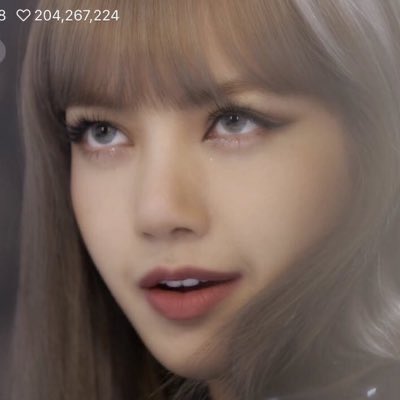 lisaktlove's tweet photo. different era, same vibe but different energy 😭🖤 #LISA #BLACKPINK https://t.co/9bOEUI7FXj