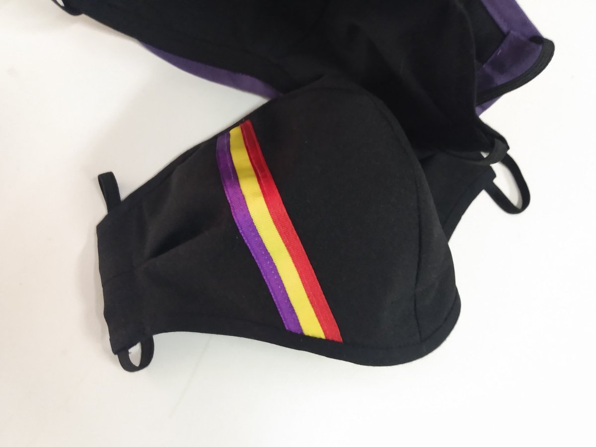 MargaRdp's tweet photo. Cuando veo a mucha gente con la bandera de España en la mascarilla, mi madre, que es costurera y tiene una mercería, está vendiéndolas con la bandera del orgullo y con la republicana. ORGULLO de madre. (Las vende a 4€ y a 6€ por correo, para cubrir los gastos) https://t.co/fqIeLsZESz