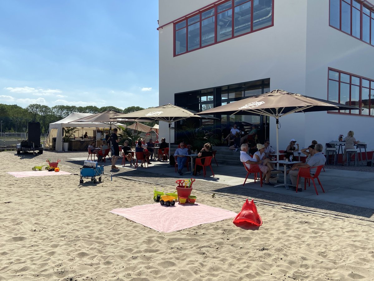 Aftrap is gedaan door de Utrechtse ondernemer Frans van Seumeren en spelers van FC Utrecht. ❤️⚽️ We zijn officieel open met ons pop-up strand!
