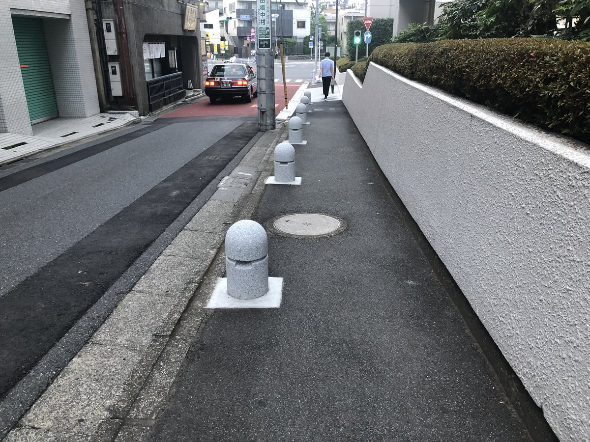 オヤジ ガードレールが古くなって撤去 自動車の路駐対策兼自転車の路駐対策で車止め新設ってところでしょうか ガードポールで十分だと思いますが