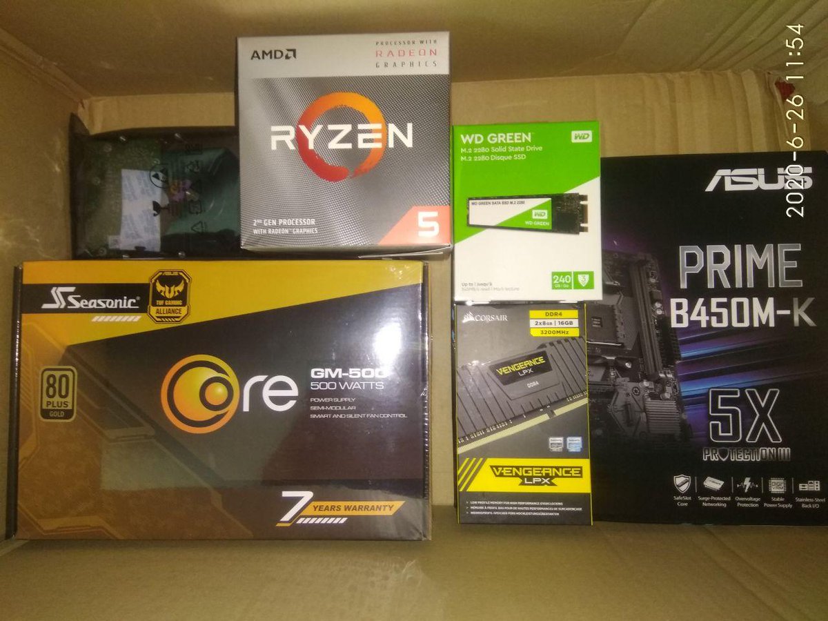 Quemandoacromo's tweet photo. Después de 2 semanas de espera... ¡por fin ha llegado mi pedido de @PcComponentes! 😱
#HTCP #Weekend https://t.co/LiuR0xTJBR